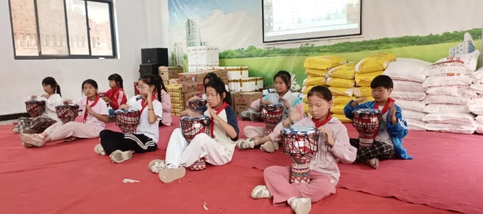 暴雨浇不灭!20 余家爱心单位跨城赴约，牵手希望小学的雨天儿童节暖哭全网
